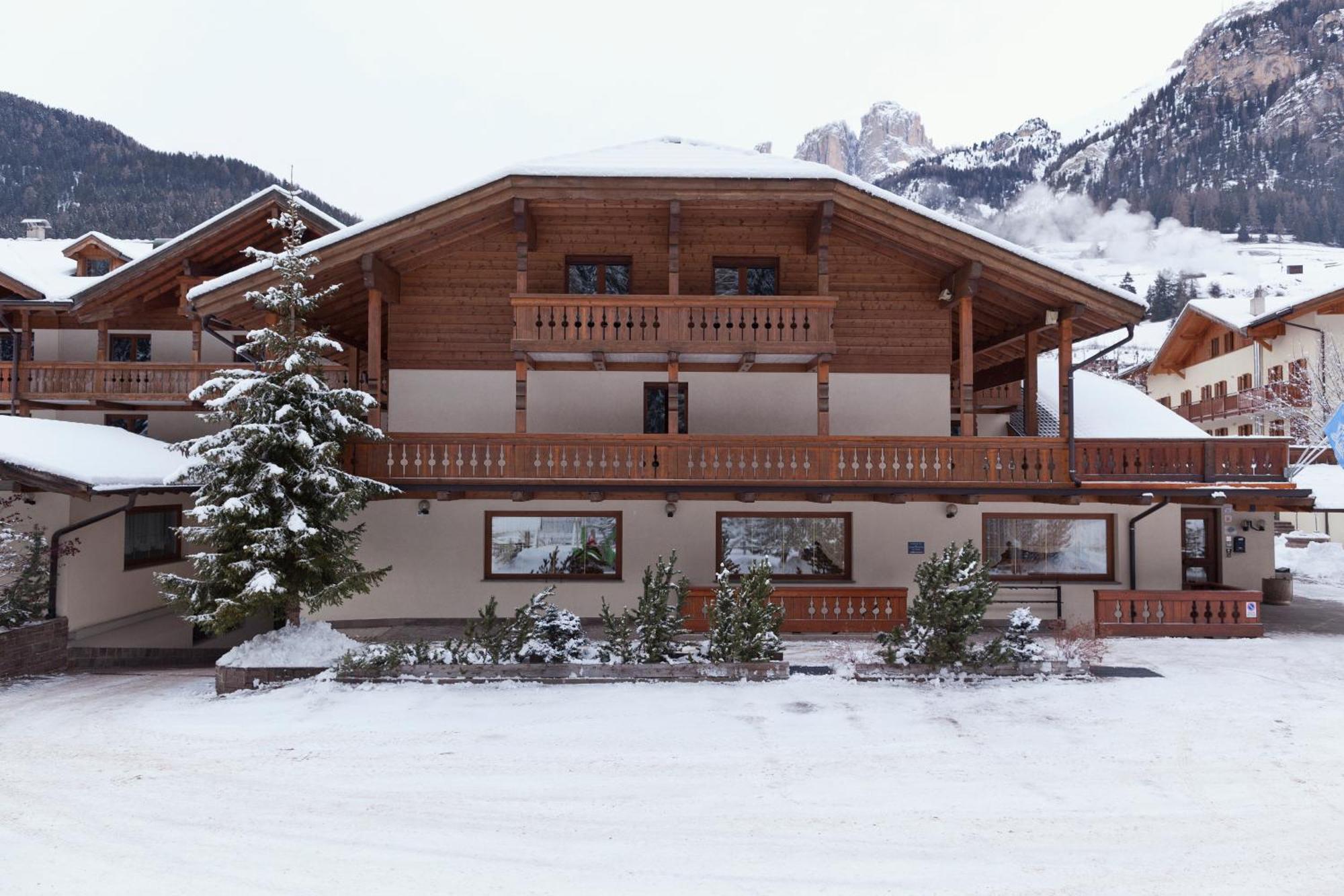 Hotel Sella Ronda Serenella 캄피텔로디파사 외부 사진