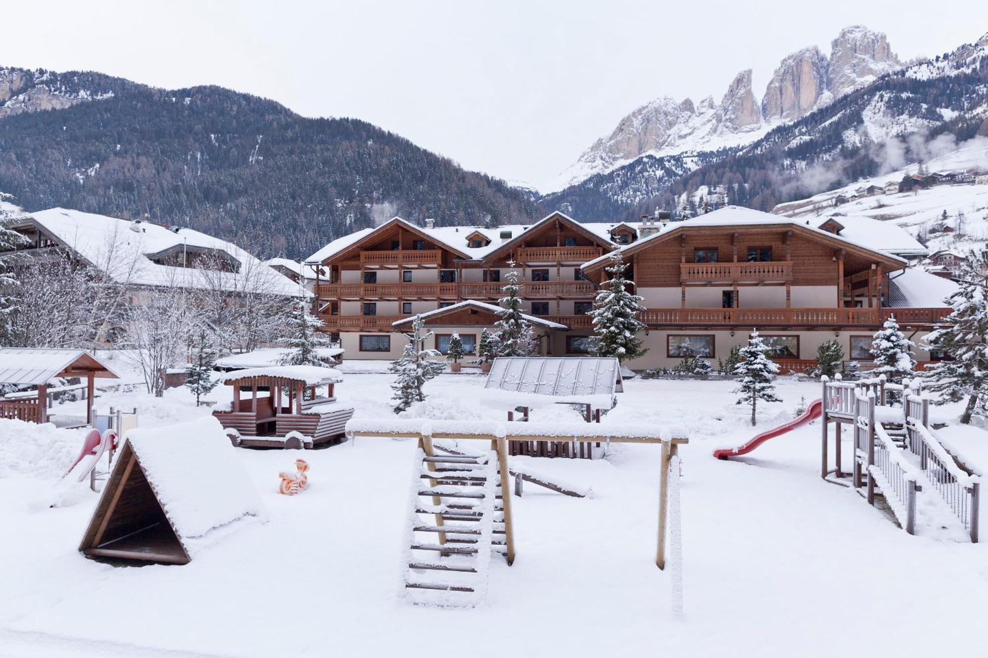 Hotel Sella Ronda Serenella 캄피텔로디파사 외부 사진