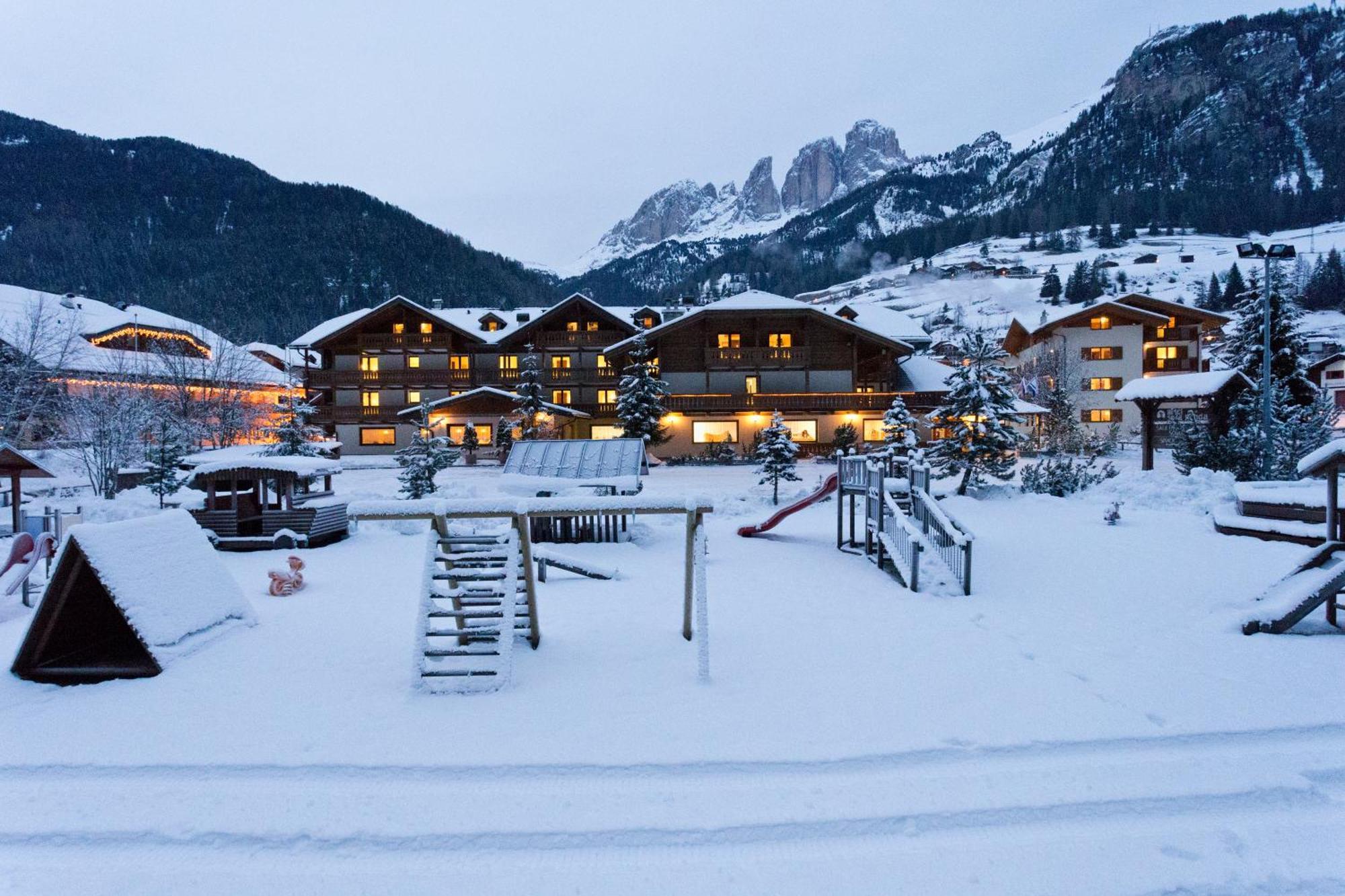Hotel Sella Ronda Serenella 캄피텔로디파사 외부 사진
