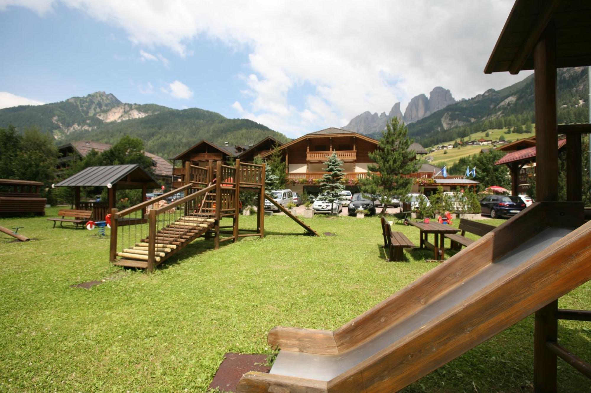 Hotel Sella Ronda Serenella 캄피텔로디파사 외부 사진
