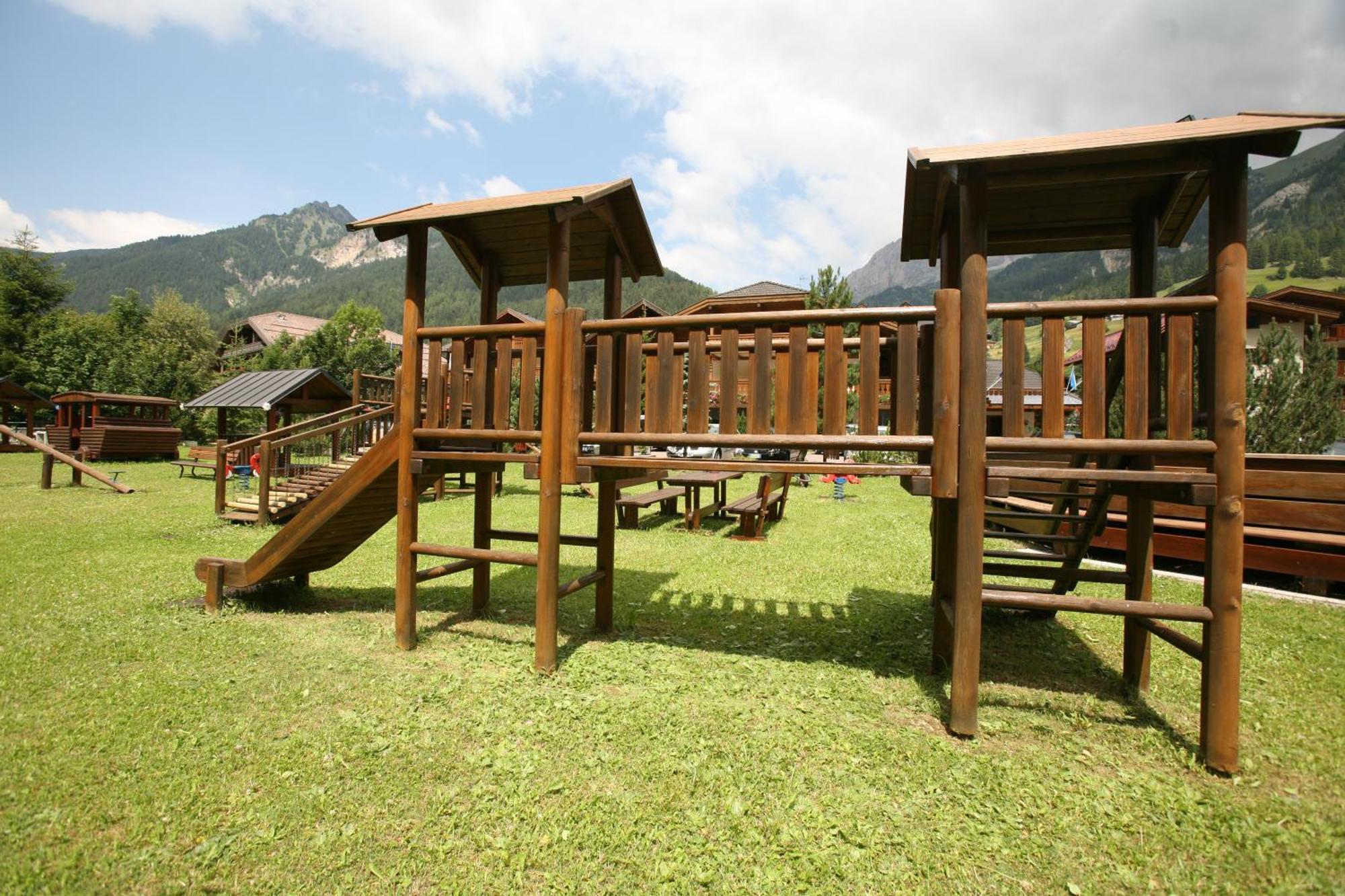 Hotel Sella Ronda Serenella 캄피텔로디파사 외부 사진